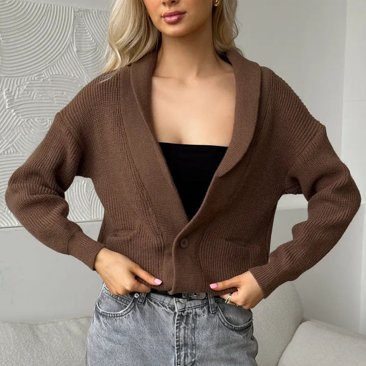 Kvinne cardigan med sjal krage og knapp detalj Skjora