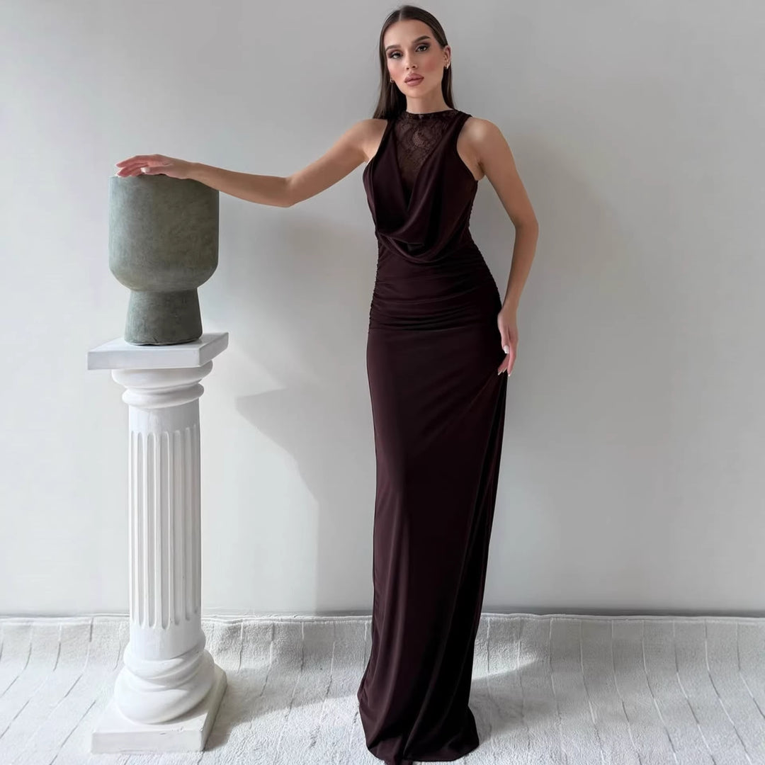Damer Elegant Maxikjole med elegant halterneck-design og raffinert blondeplassering Skjora