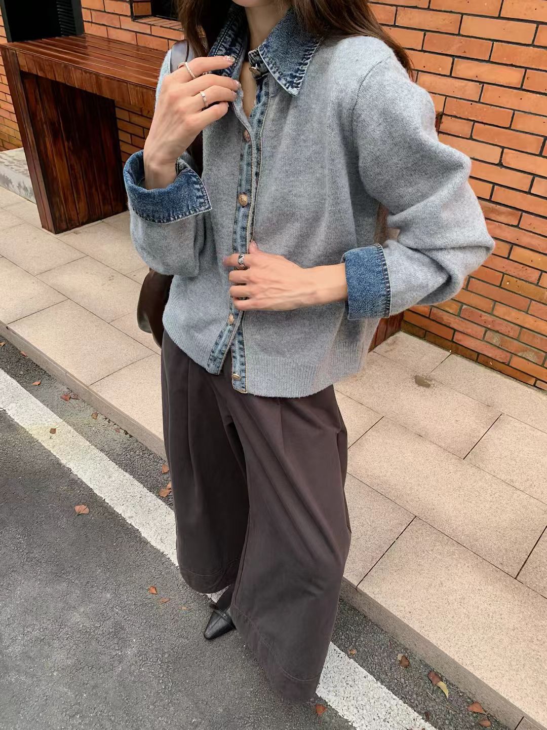Dames fashionable cardigan med innovativ krage og elegante knappdetaljer Skjora