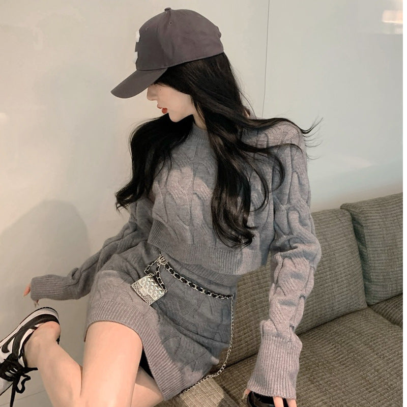 Kvinnes strikket ensemble med crop top og mini skjørt Skjora