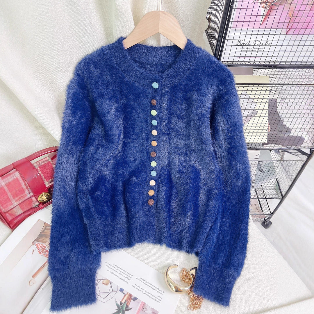 Kvinnelig fluffy cardigan med fargerike knapper og vid-kuttet design Skjora