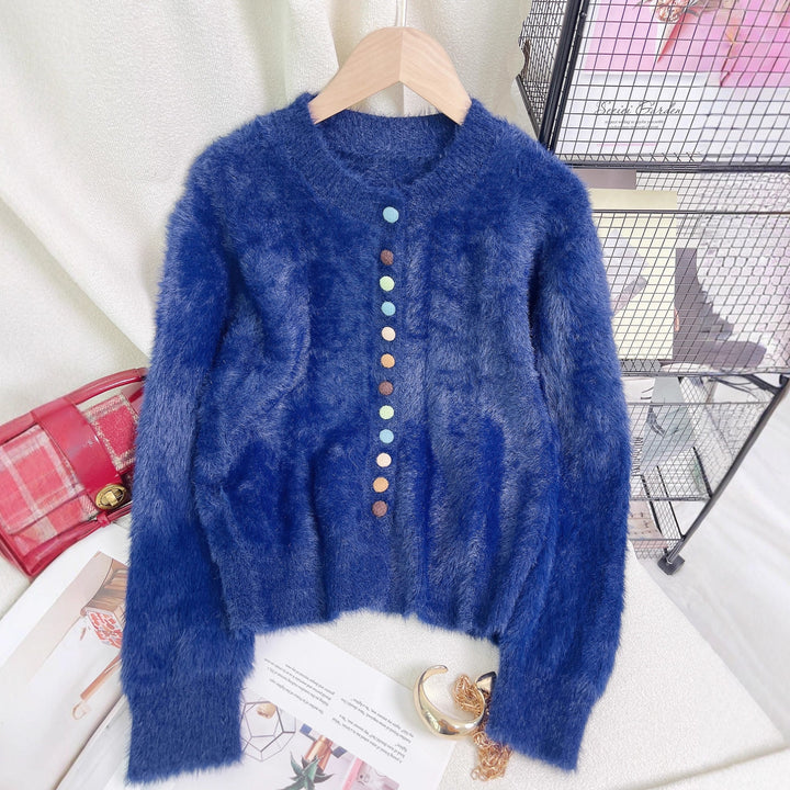 Kvinnelig fluffy cardigan med fargerike knapper og vid-kuttet design Skjora