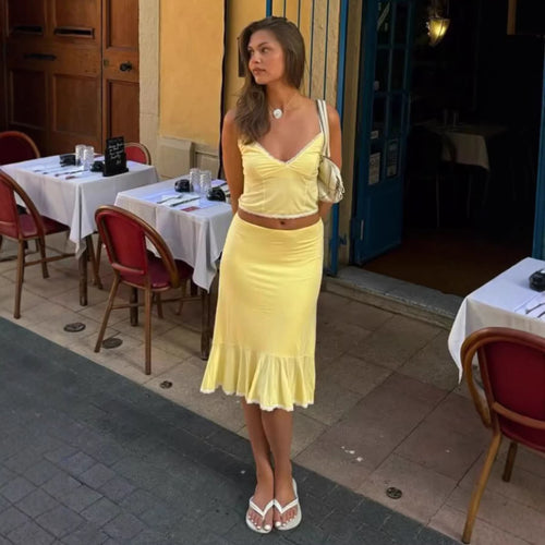 Dame sett fra crop-top og svingende skjørt med spiss detaljer Skjora