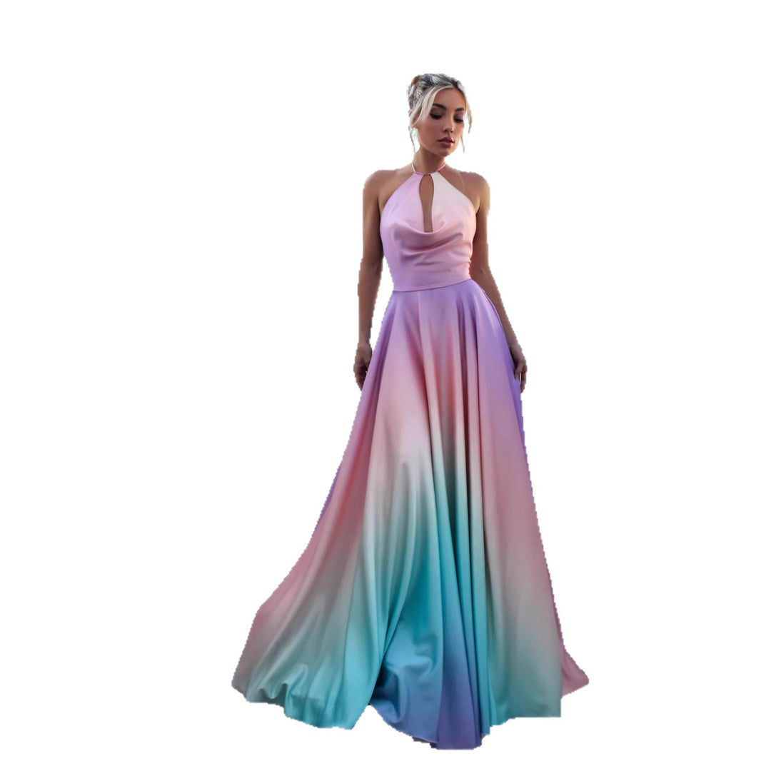 Kvinnelig Elegant Maxi Kjole med Stilfull Halter Neck og Glatt Satin Utseende