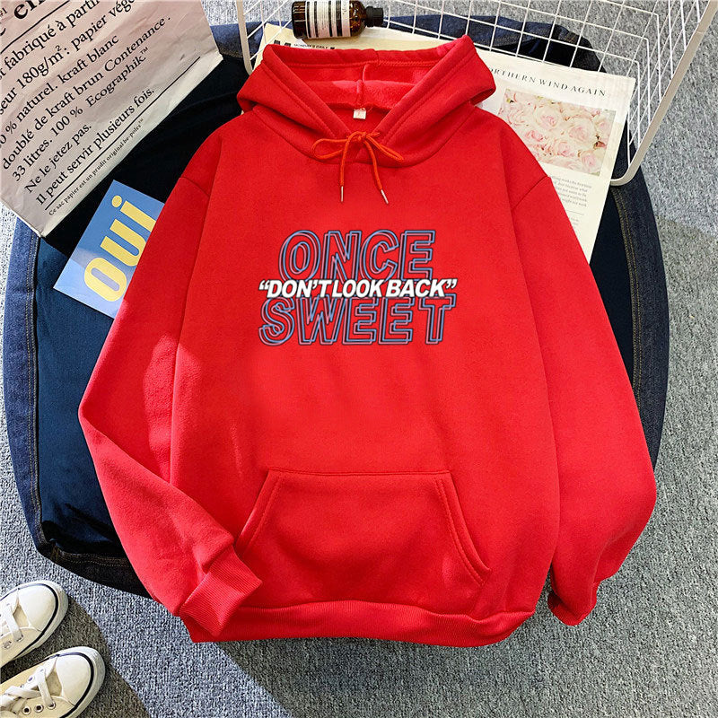 Dame hoodie med moderne motiv og behagelig passform Skjora