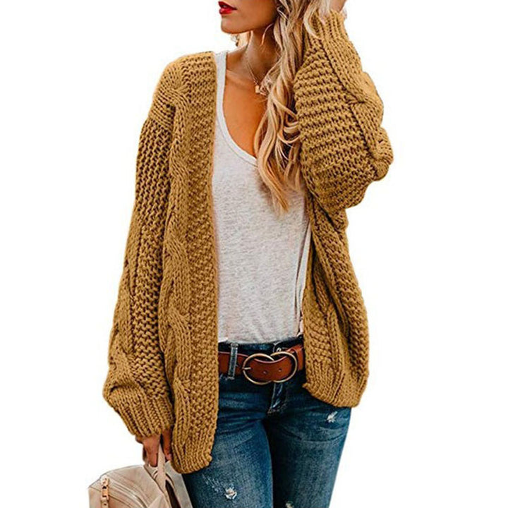 Kvinnelig chunky strikket cardigan med elegant kabelmønster og løs passform Skjora