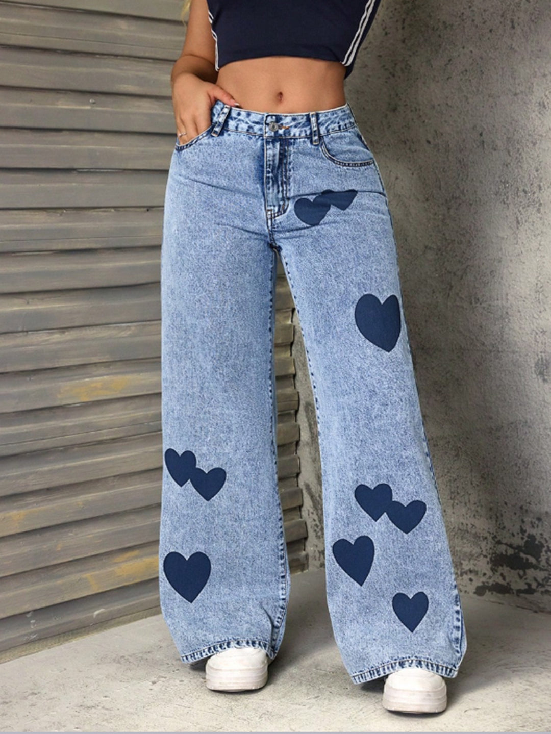 Kvinnelige brede jeans med hjerteapplikasjoner Skjora