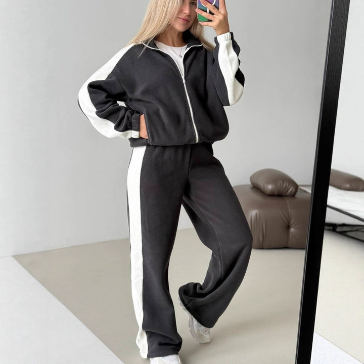 Kvinnes sporty fleece treningsoverall med høy krage og sidestriper Skjora