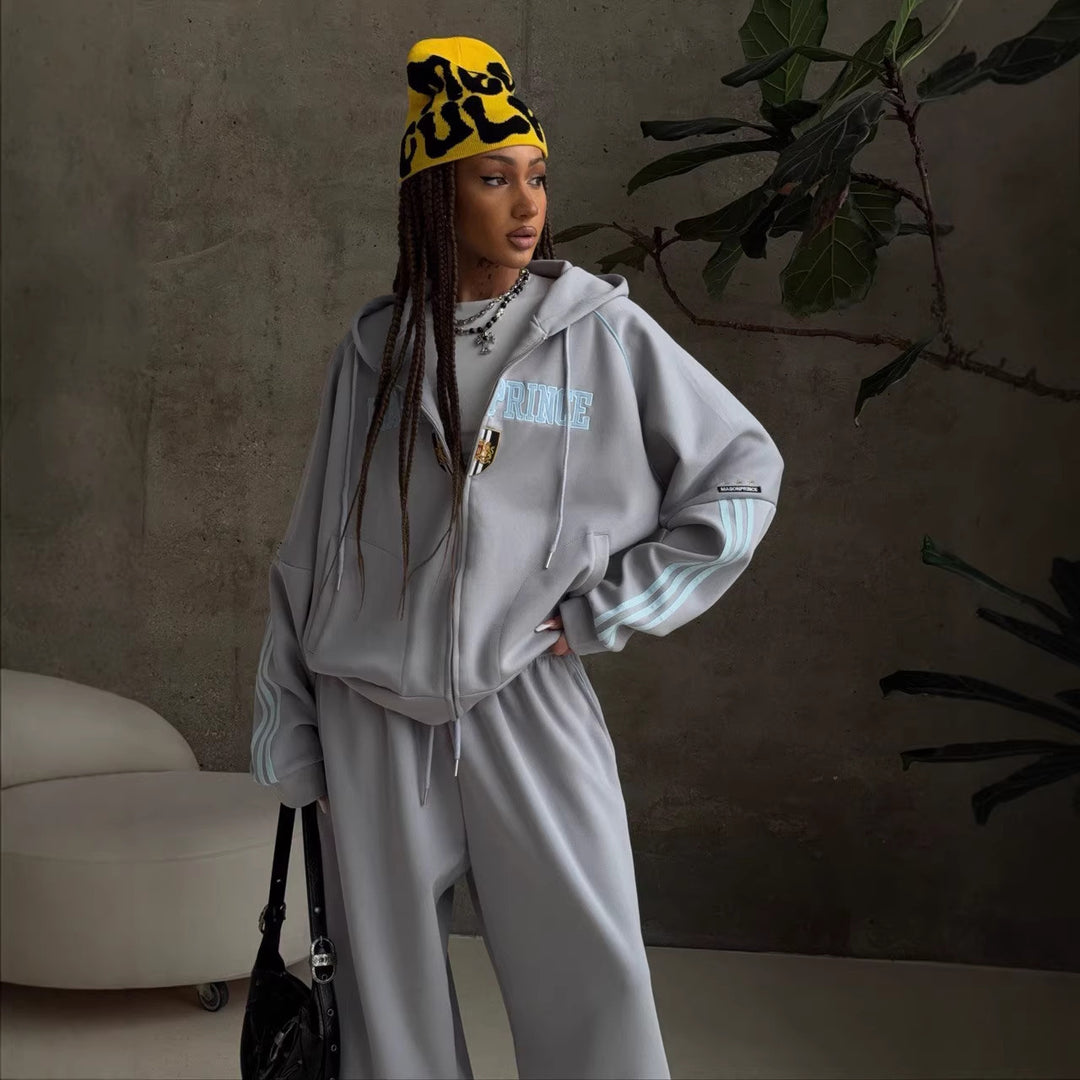 Kvinnesporty fritidssett med løst skjært hettegenser og løse bukser Skjora