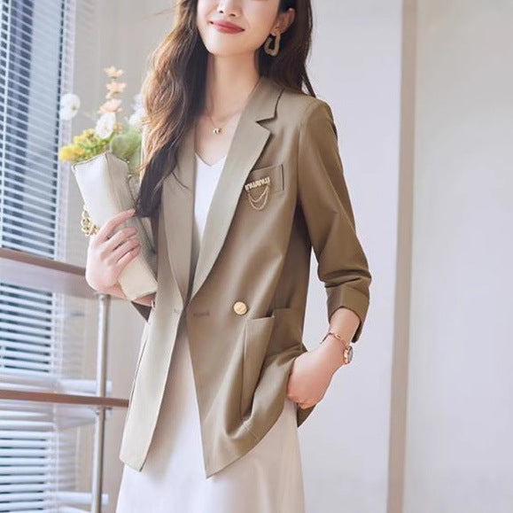 Damer moteriktig blazer med elegante knappedetaljer Skjora