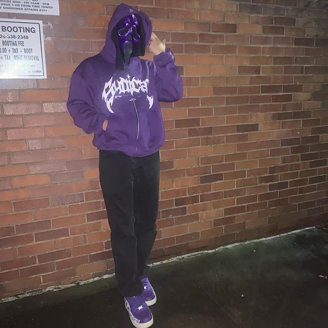 Dame hoodie med urban grafisk element og praktiske lommer Skjora