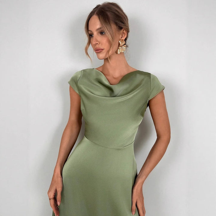 Dame midi-kjole med elegante sidesplitter og flytende satinfinish Skjora