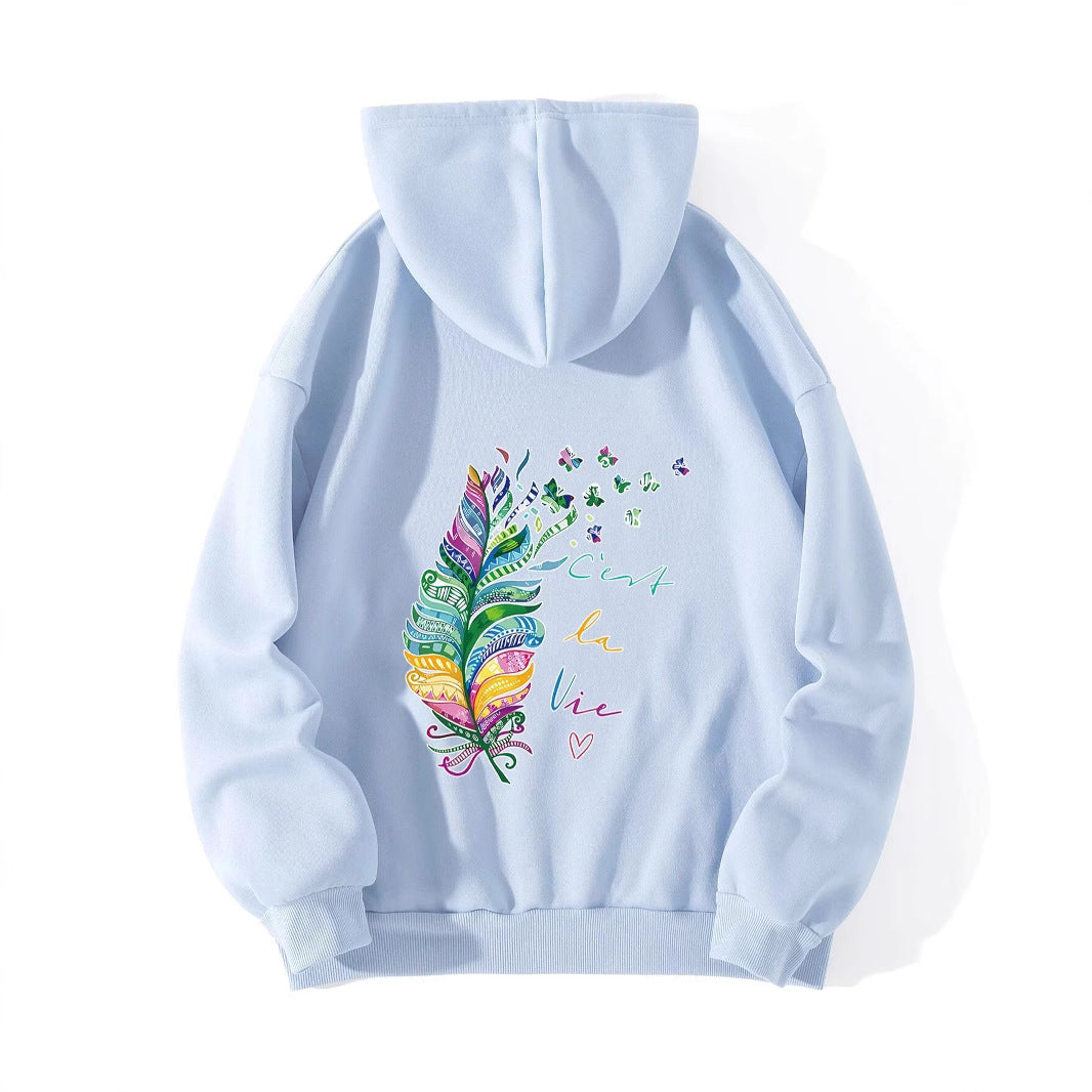 Dame avslappet hettegenser med fargerikt fjærdesign og inspirerende tekst Skjora