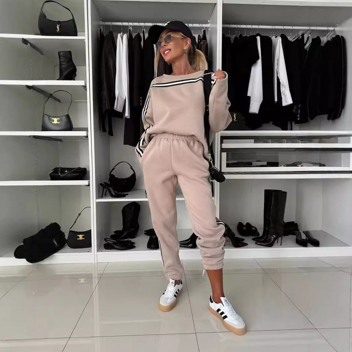 Kvinnes sporty fleece lounge sett med praktiske sidelommer og kontraststriper Skjora