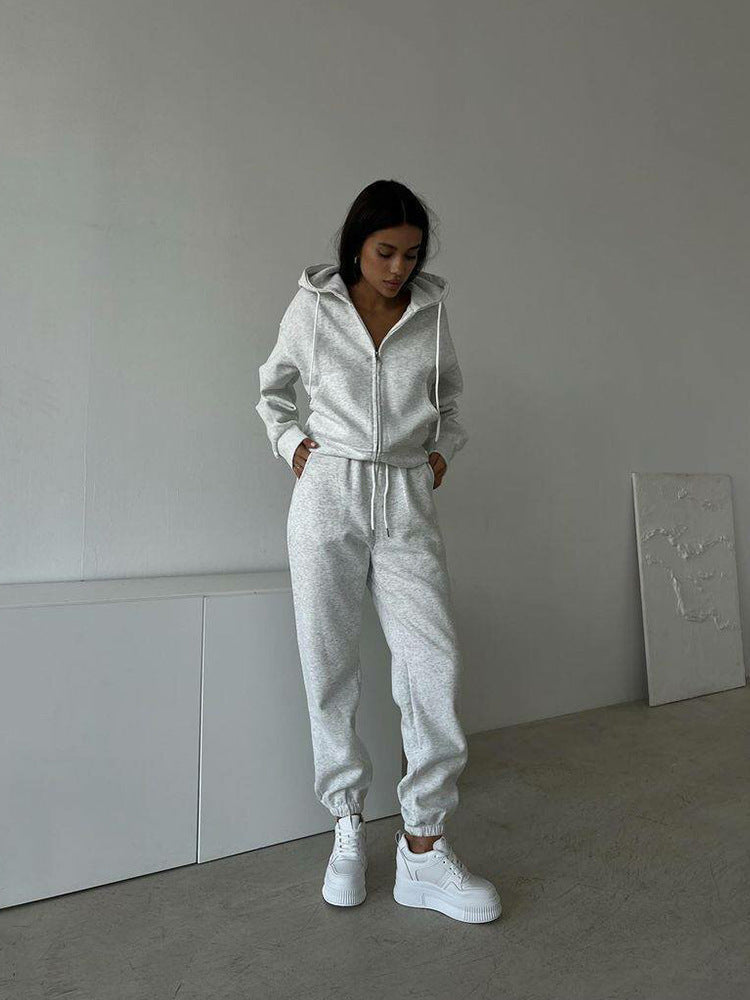 Kvinnelig sporty fleece treningsdrakt med glidelås og hette Skjora