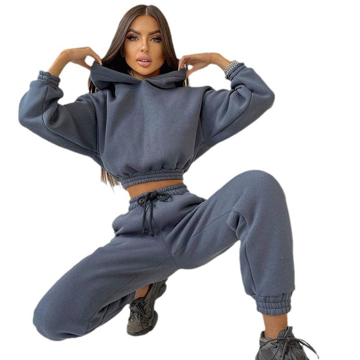 Kvinnelig sporty cropped sweat-set med elastisk midjebånd og praktiske lommer