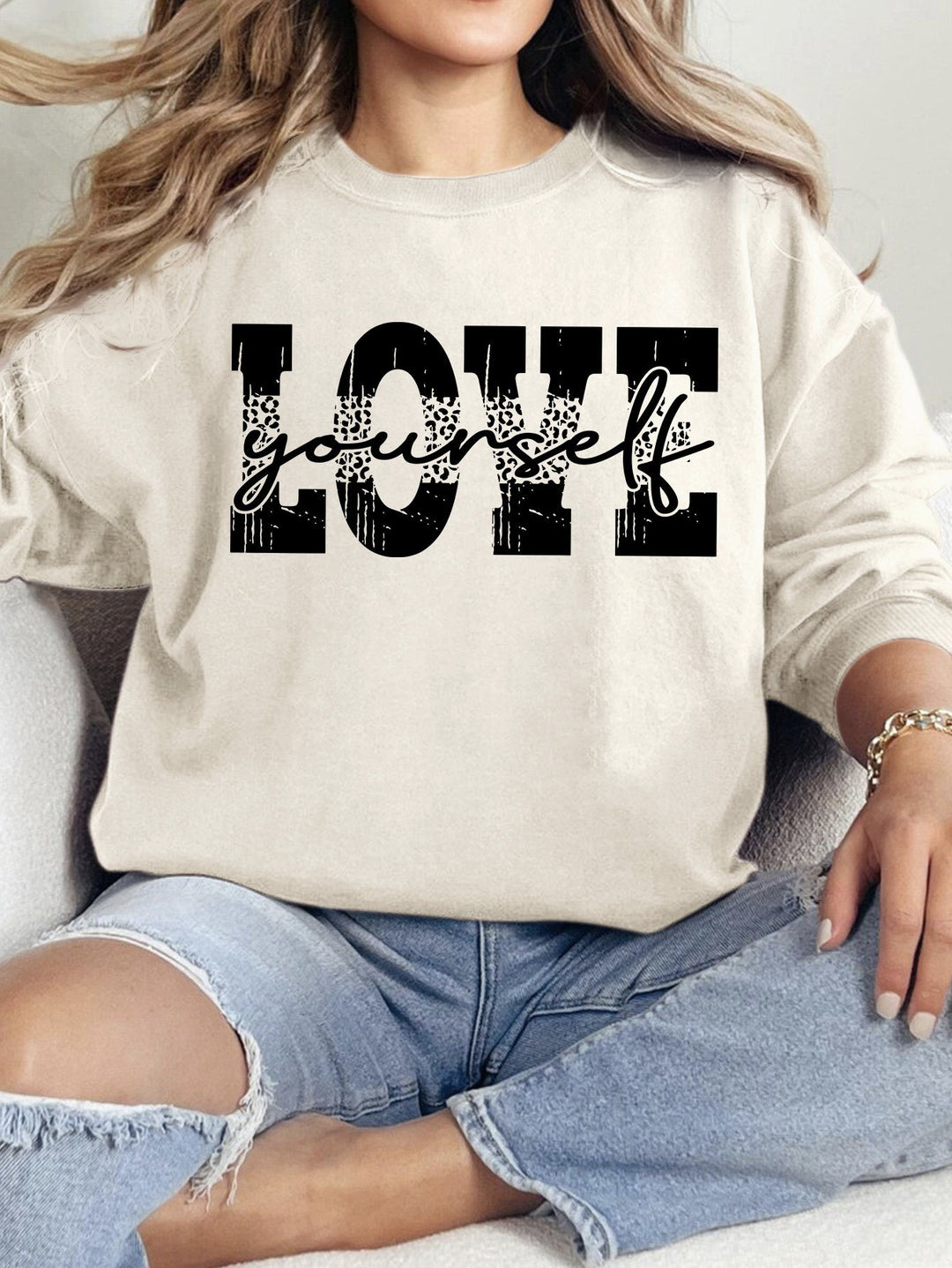 Kvinne genser med kreativ LOVE lettering og avslappet passform Skjora