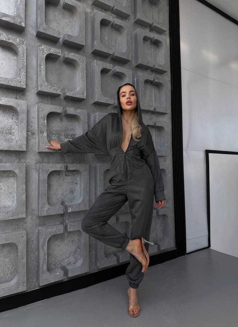 Dame jumpsuit med dyp utringning og hette Skjora