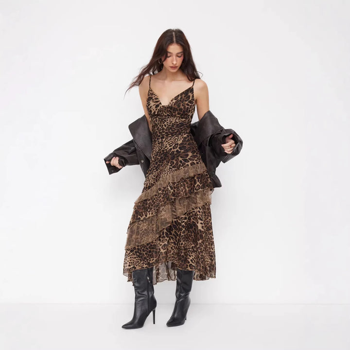 Dame elegant midi dress med asymmetrisk volang og dyreprint Skjora