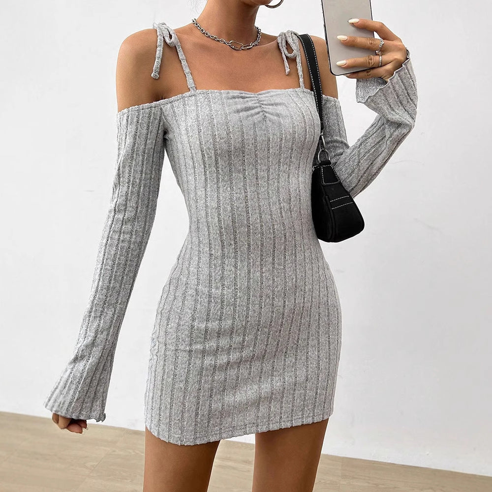Dame Off-Shoulder Minikjole med volangdetaljer og fin ribbestrikk Skjora