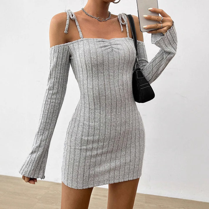 Dame Off-Shoulder Minikjole med volangdetaljer og fin ribbestrikk Skjora