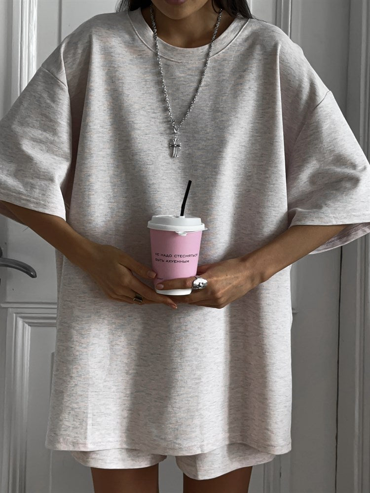 Kvinne Casual To-delt Sett bestående av oversized T-skjorte og Shorts Skjora