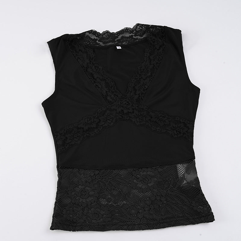 Dame-spitze-tanktop med dyp V-hals og dekorative volangdetaljer Skjora