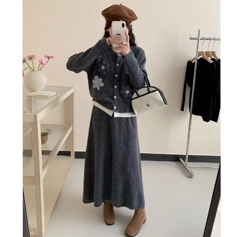 Dame cardigan med blomsterapplikasjoner og maxiskjørt Skjora