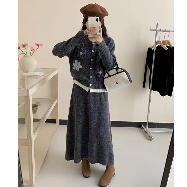 Dame cardigan med blomsterapplikasjoner og maxiskjørt Skjora