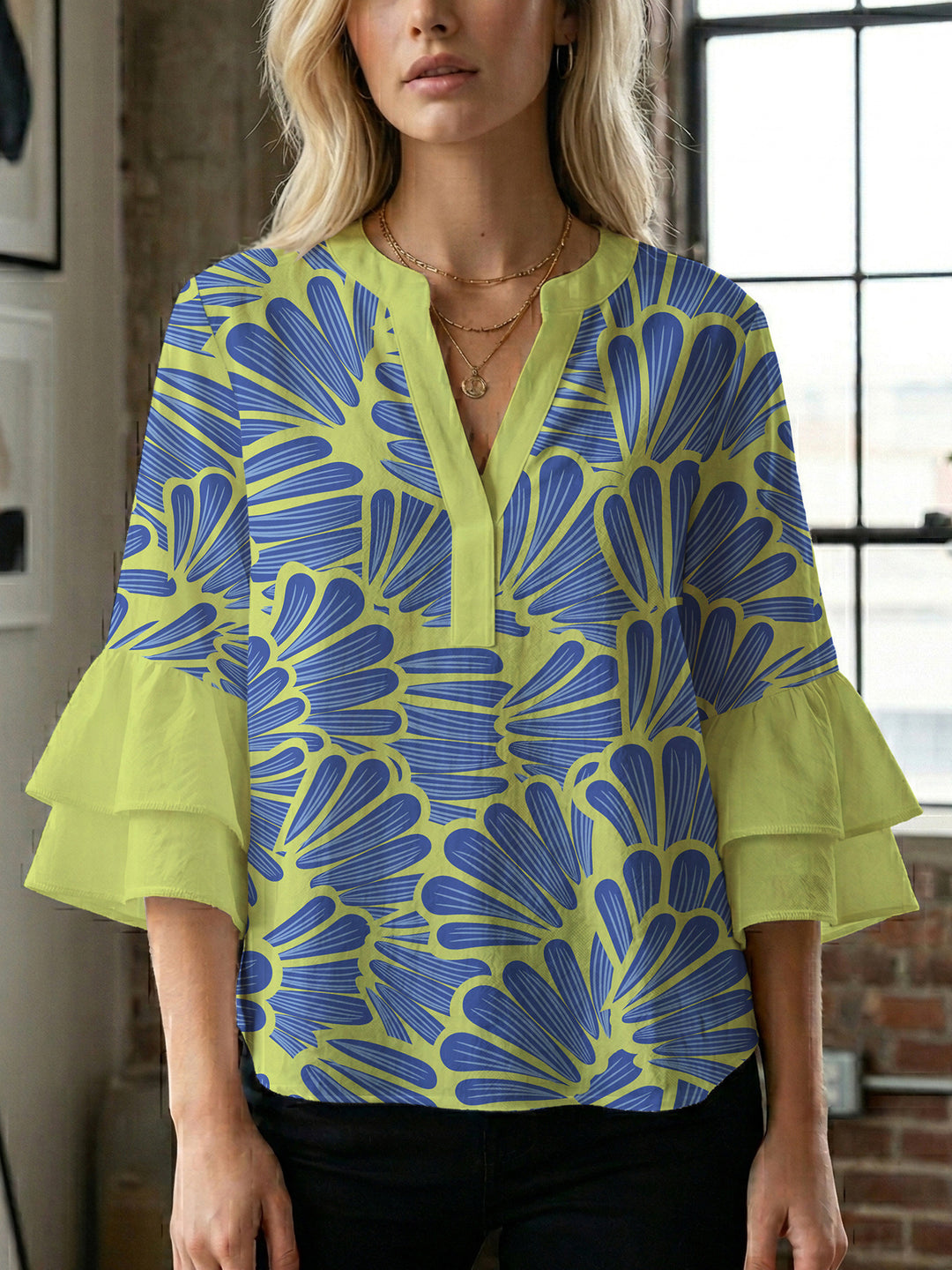 Damer elegant bluse skjorte med voluminøse rysjermer og grafisk blomsterdesign Skjora
