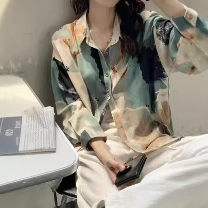 Kvinnens langermede silke bluse med moderne gradient