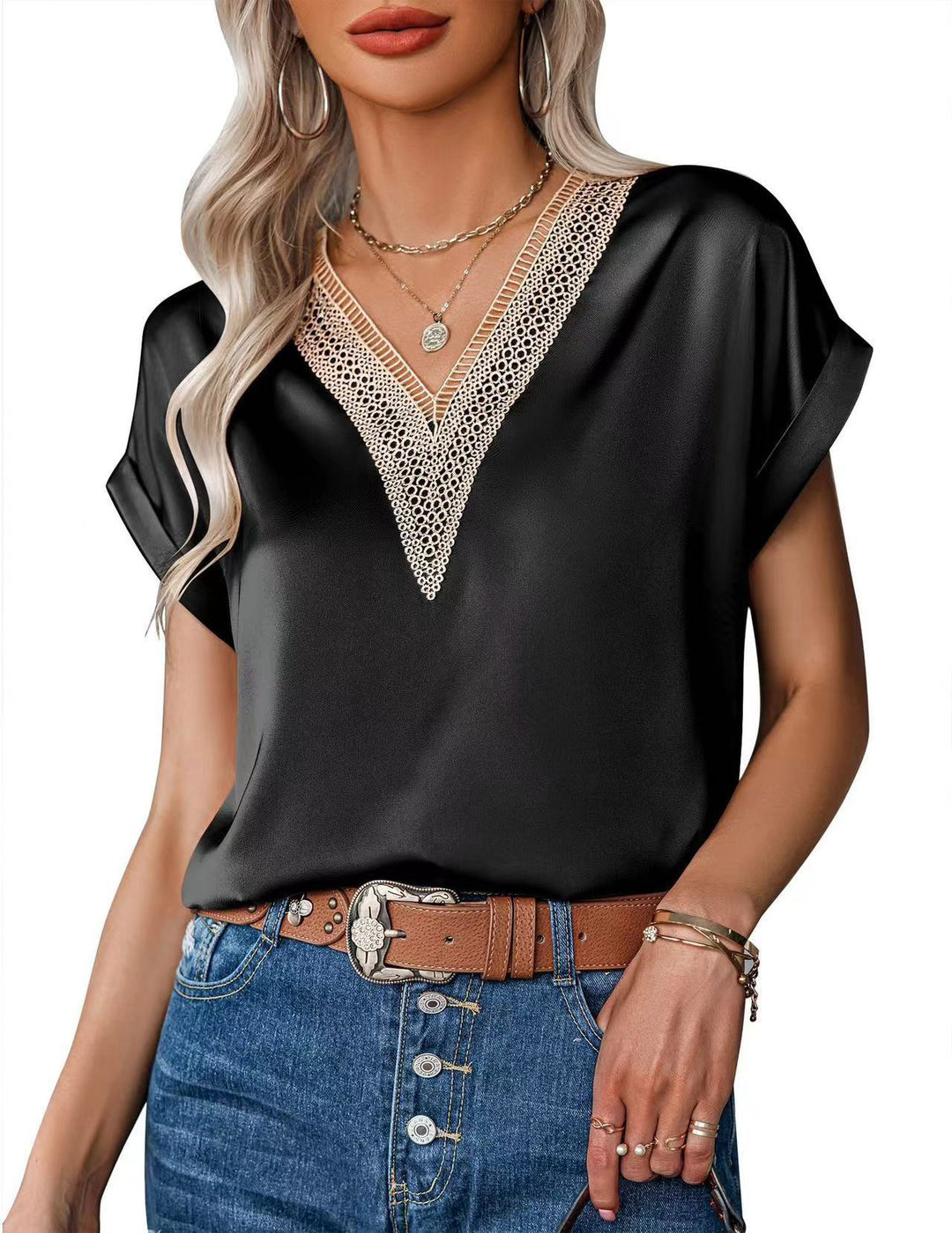 Damebluse med elegant spisskantdetalj Skjora