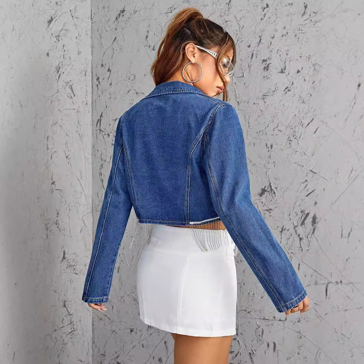 Kvinnens cropped denimjakke med avslappet snitt og frynse detaljer Skjora