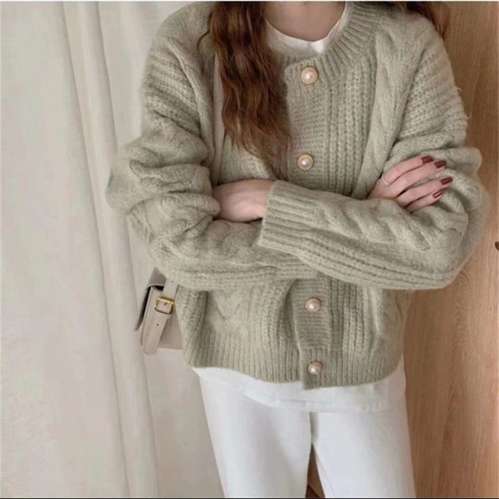 Kvinne Cozy Knit Kåpe med Perleknappdetaljer og Kabelstrikketekstur Skjora