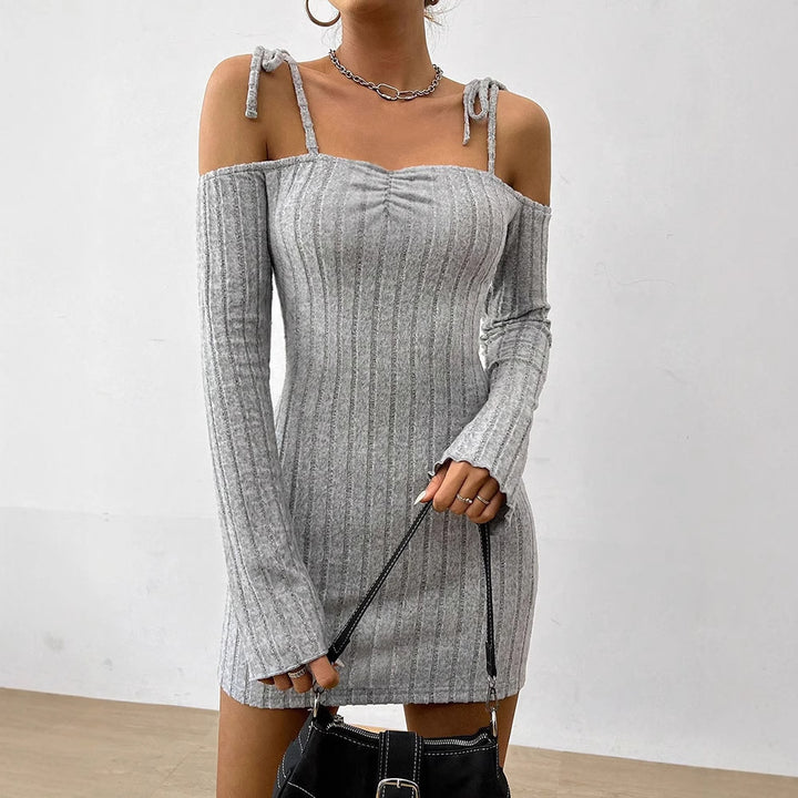 Dame Off-Shoulder Minikjole med volangdetaljer og fin ribbestrikk Skjora