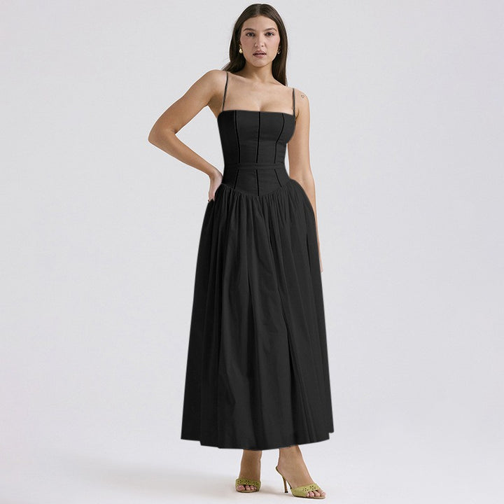 Kvinnens elegante maxikjole med slim passform og samlet design i midjen