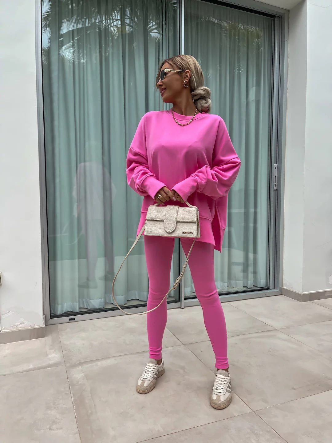 Kvinnens avslappede fritidsdrakt med myk sweat-stoff og trendy snitt Skjora