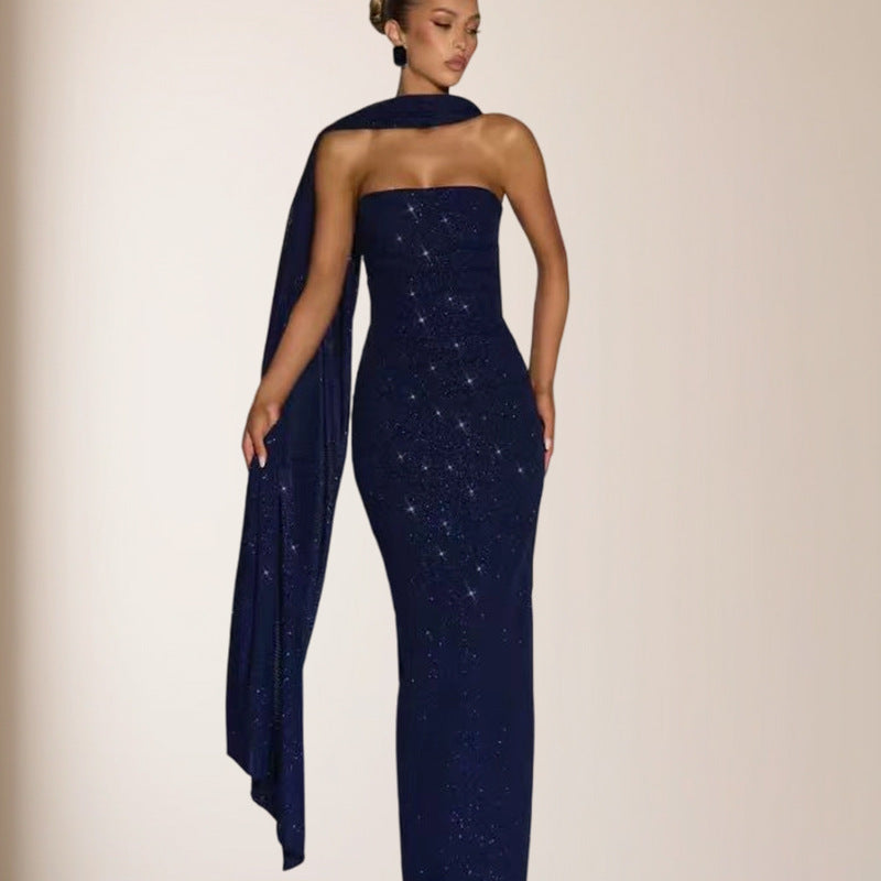 Kvinnelig elegant kveldskjole med glitrende paljetter og avskåret design