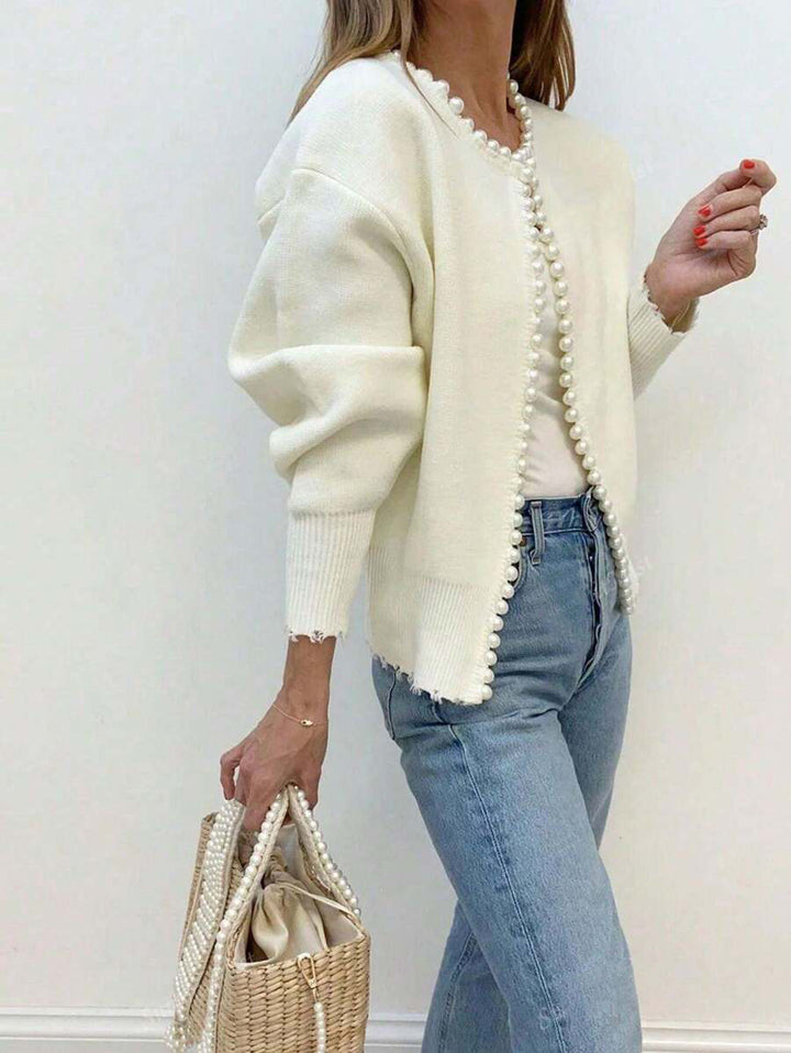 Kvinnes elegant cardigan med perle-dekorert knapdetailjer og moderne snitt Skjora