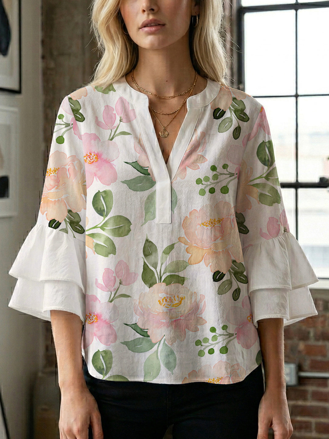 Damer elegant bluse skjorte med voluminøse rysjermer og grafisk blomsterdesign Skjora