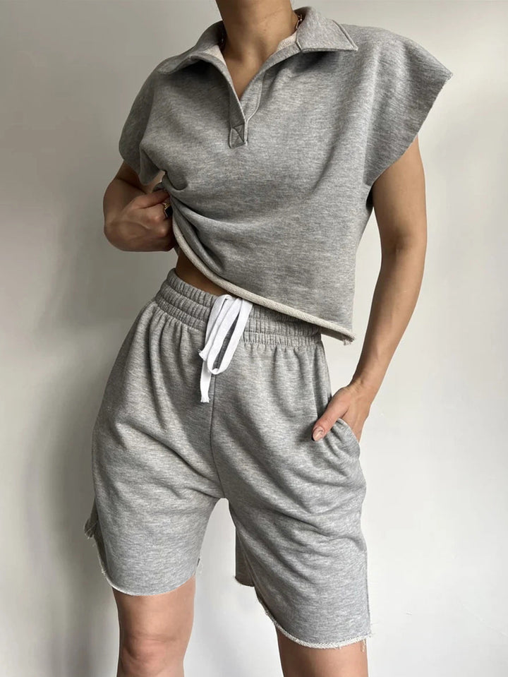 Kvinnenes casual fritidsdrakt med høy krage og elastiske shorts Skjora