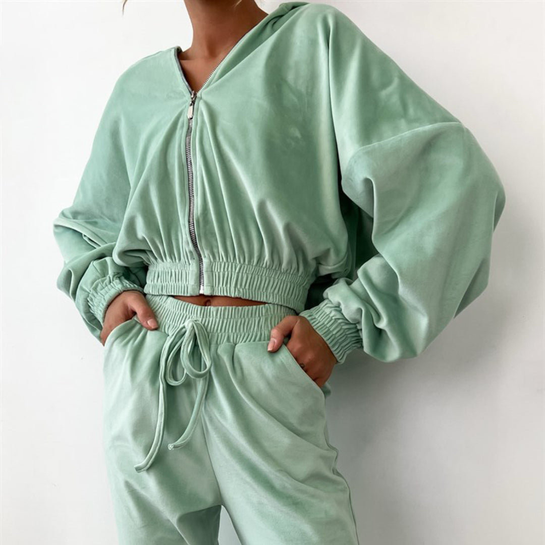 Kvinnelig sporty velour joggedress med hette og glidelås Skjora