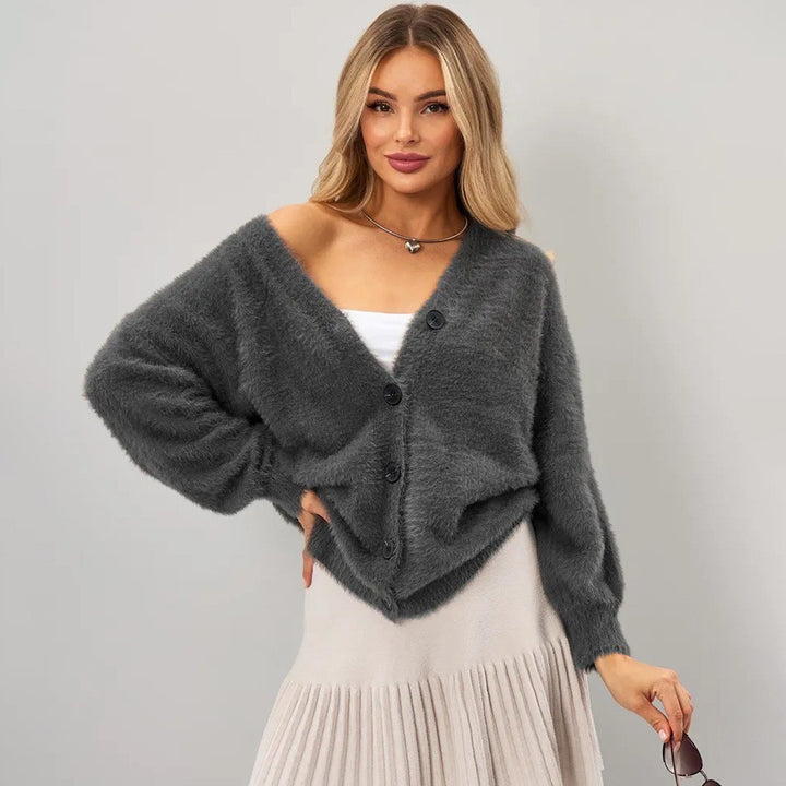 Kvinnens koselige cardigan med asymmetrisk snitt og knappeåpning Skjora