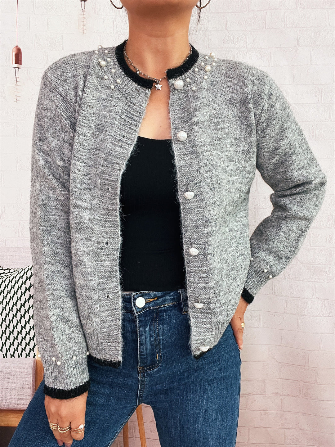 Dame elegant cardigan med dekorative knappe detaljer og perle utsmykkinger Skjora