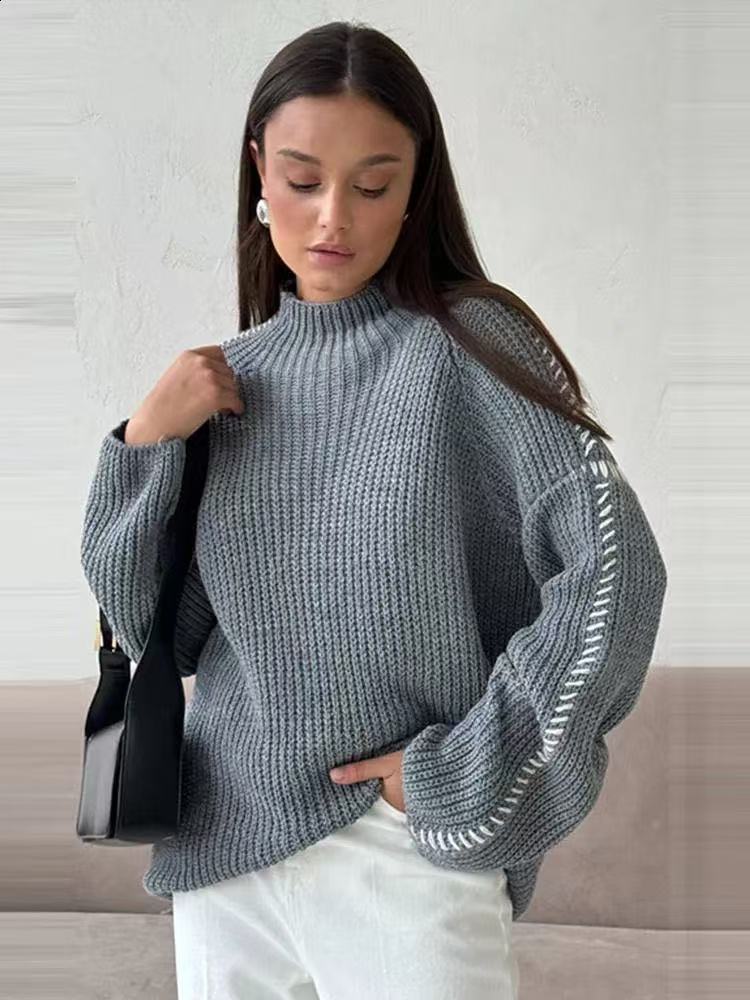 Kvinne chunky strikkegenser med høy krage og elegante erme detaljer Skjora