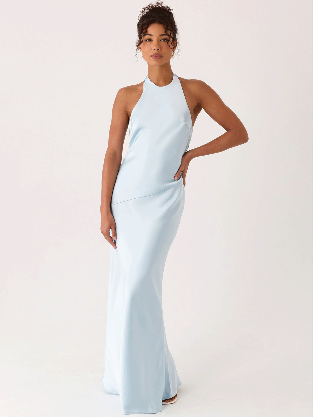 Kvinne Elegant Kveldsdrakt med Chic Halter Design og Flytende Stoff