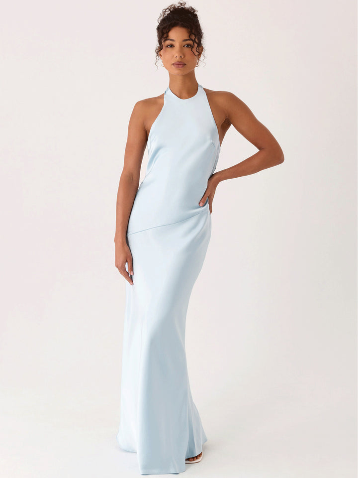 Kvinne Elegant Kveldsdrakt med Chic Halter Design og Flytende Stoff
