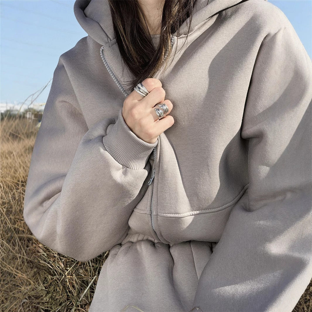 Kvinnes casual cropped sweatjakke og komfortable joggebukser sett Skjora