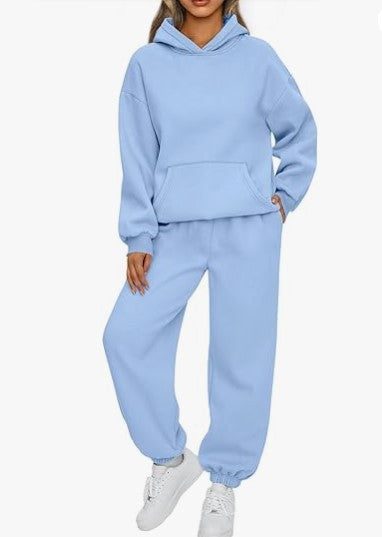Kvinnors bekväma hoodie-set gjort av högkvalitativt sweatshirt-material med praktiska fickor Skjora
