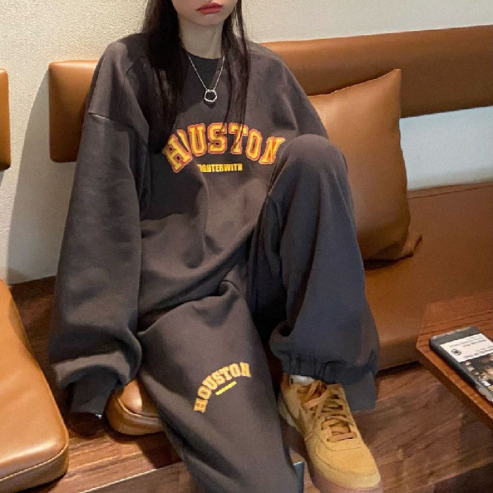 Kvinnens komfortable oversized sweatshirt-bukse kombinasjon Skjora